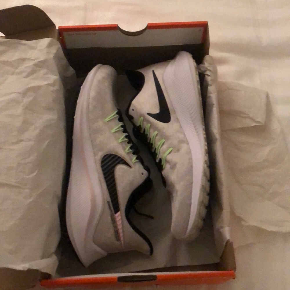 Women’s Nike Air Zoom Vomero 14 Size 8 shoes